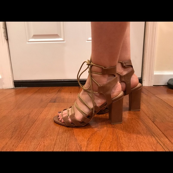 laced sandals with heel - Picture 2 of 3